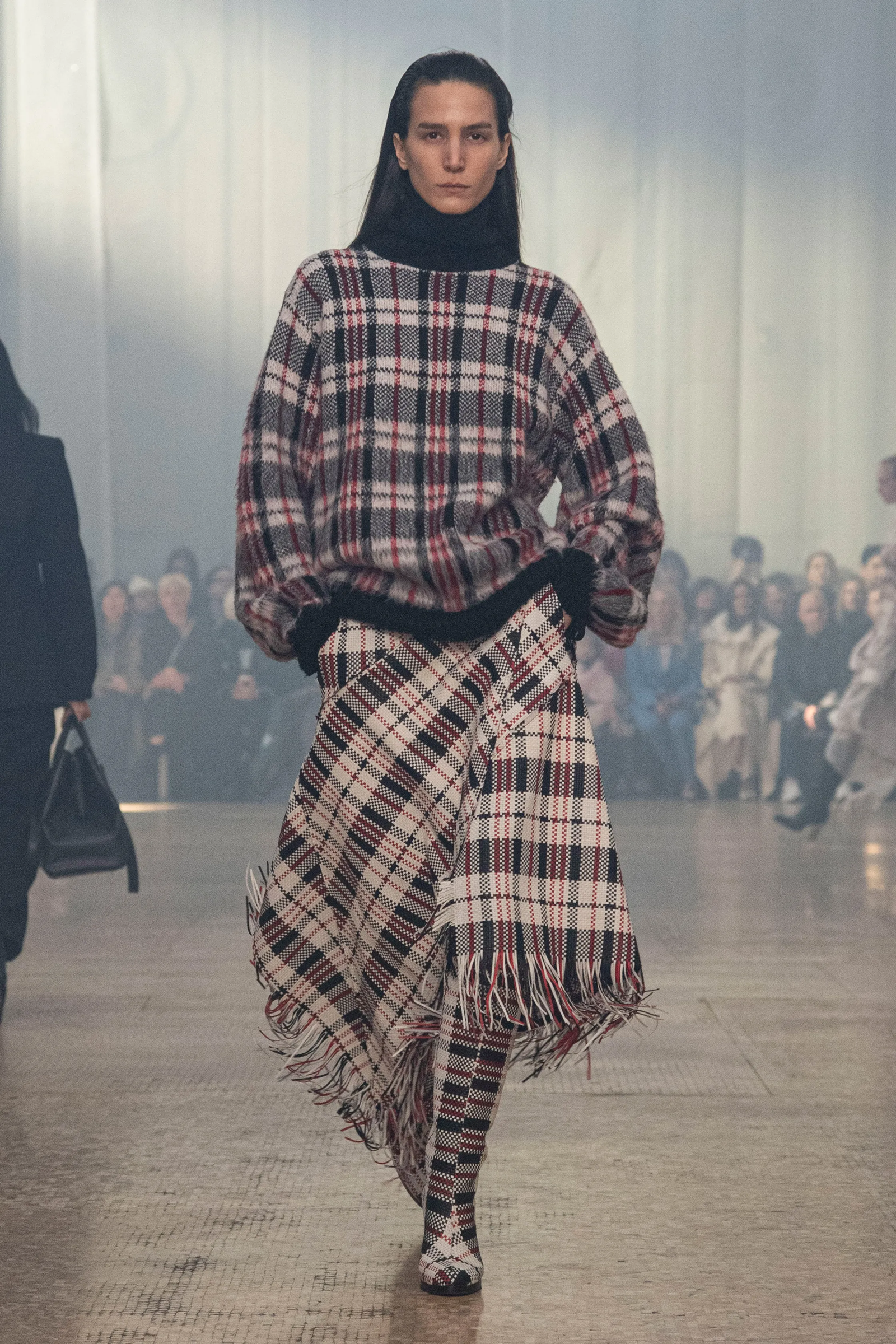 Tendencia faldas de flecos otoñoinvierno 20242025 por Helmut Lang