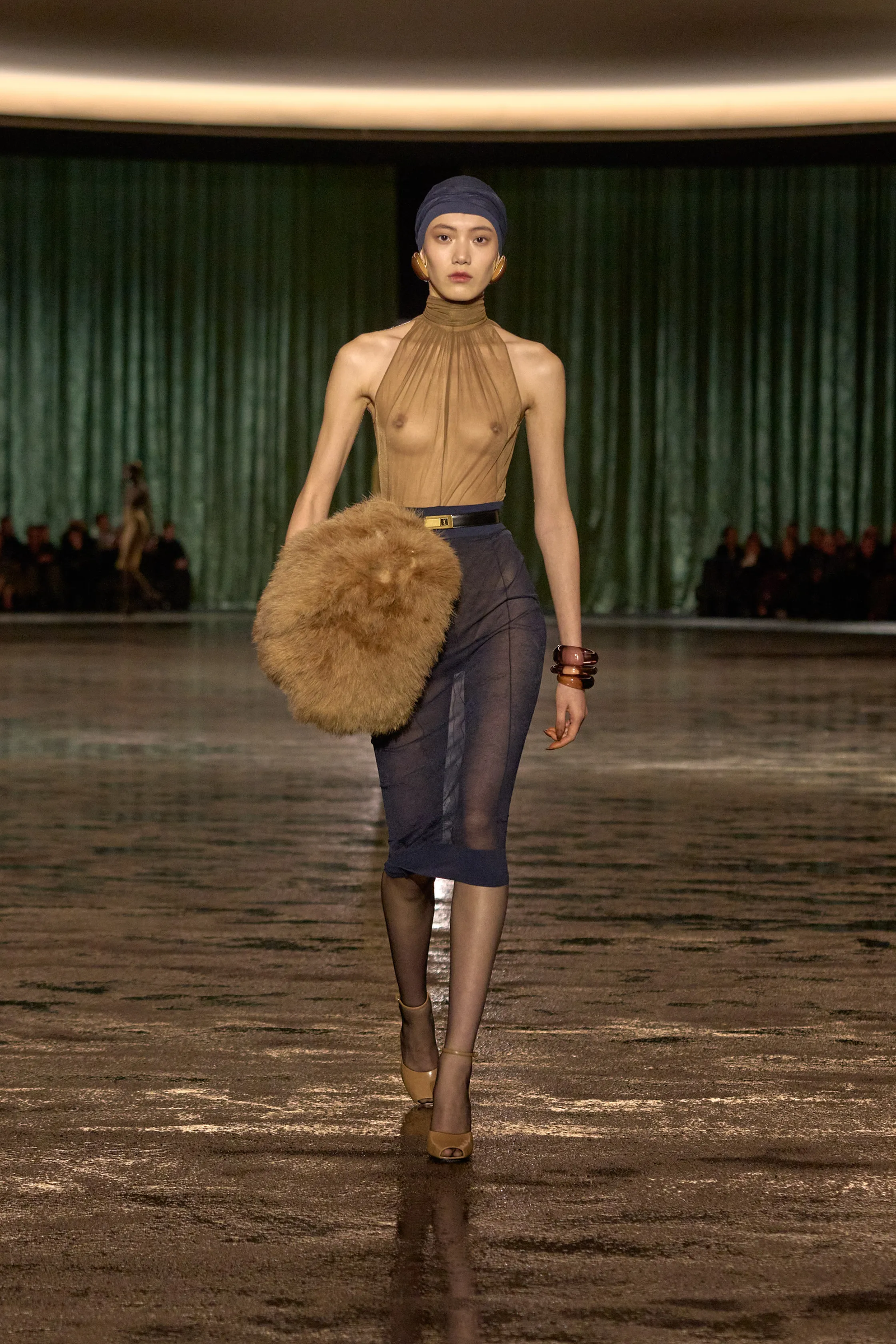 Tendencia faldas con transparencias otoñoinvierno 20242025 por Saint Laurent