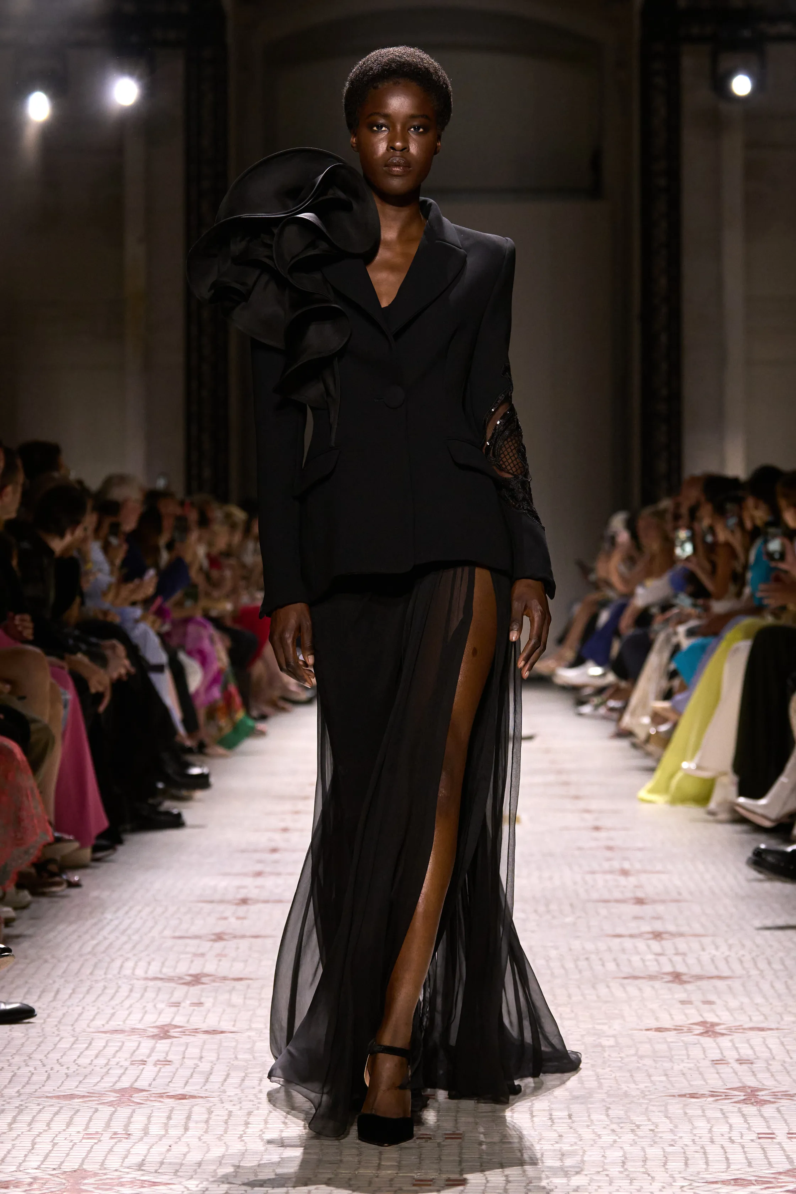 Tendencia faldas con transparencias otoñoinvierno 20242025 por Elie Saab
