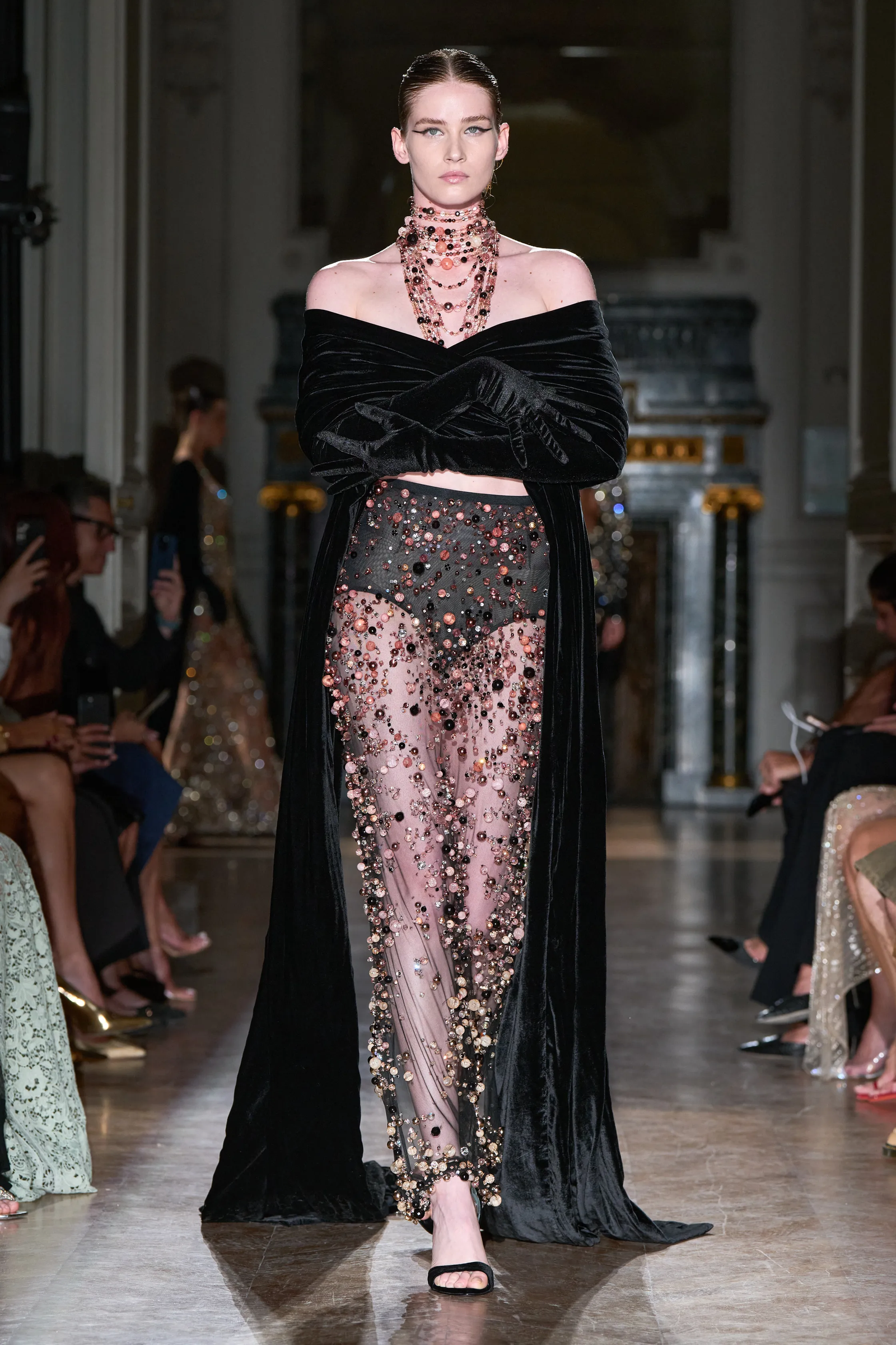Tendencia de faldas con transparencias otoñoinvierno 20242025 por  Zuhair Murad