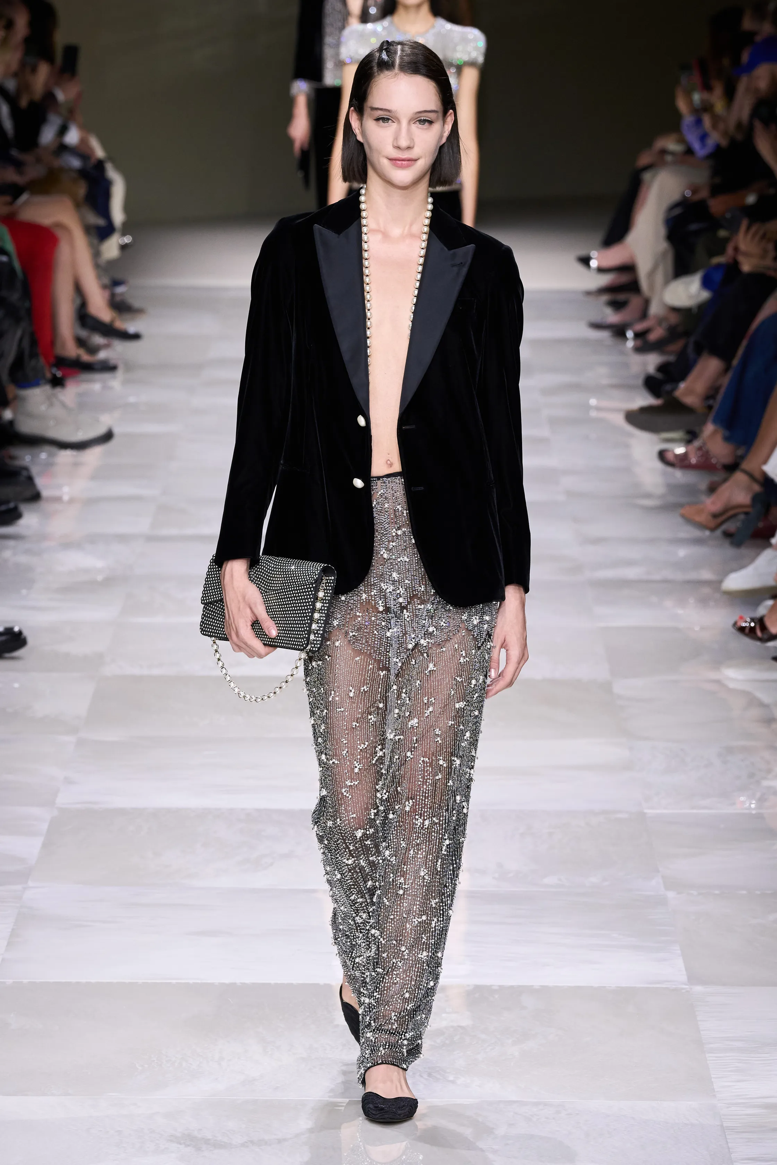 Tendencia faldas metalizadas otoñoinvierno 20242025 por Armani Priv