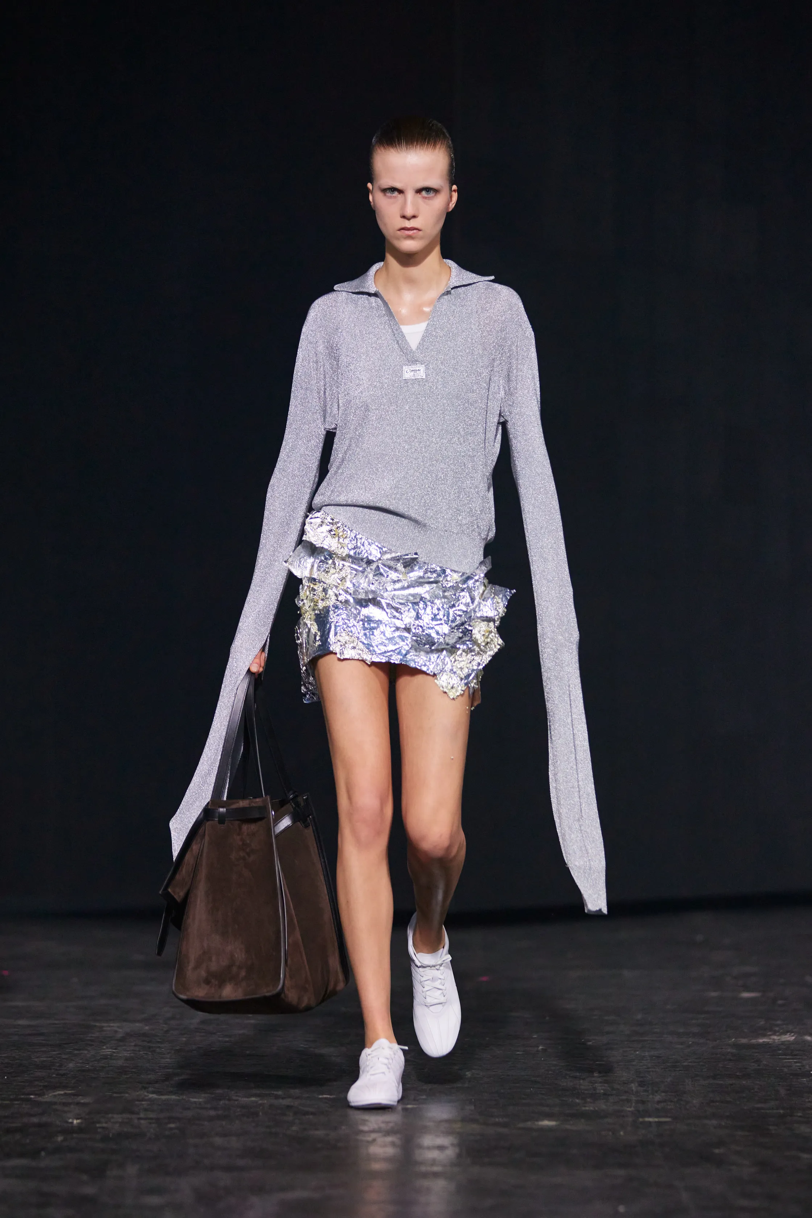 Tendencia faldas metalizadas otoñoinvierno 20242025 por Coperni