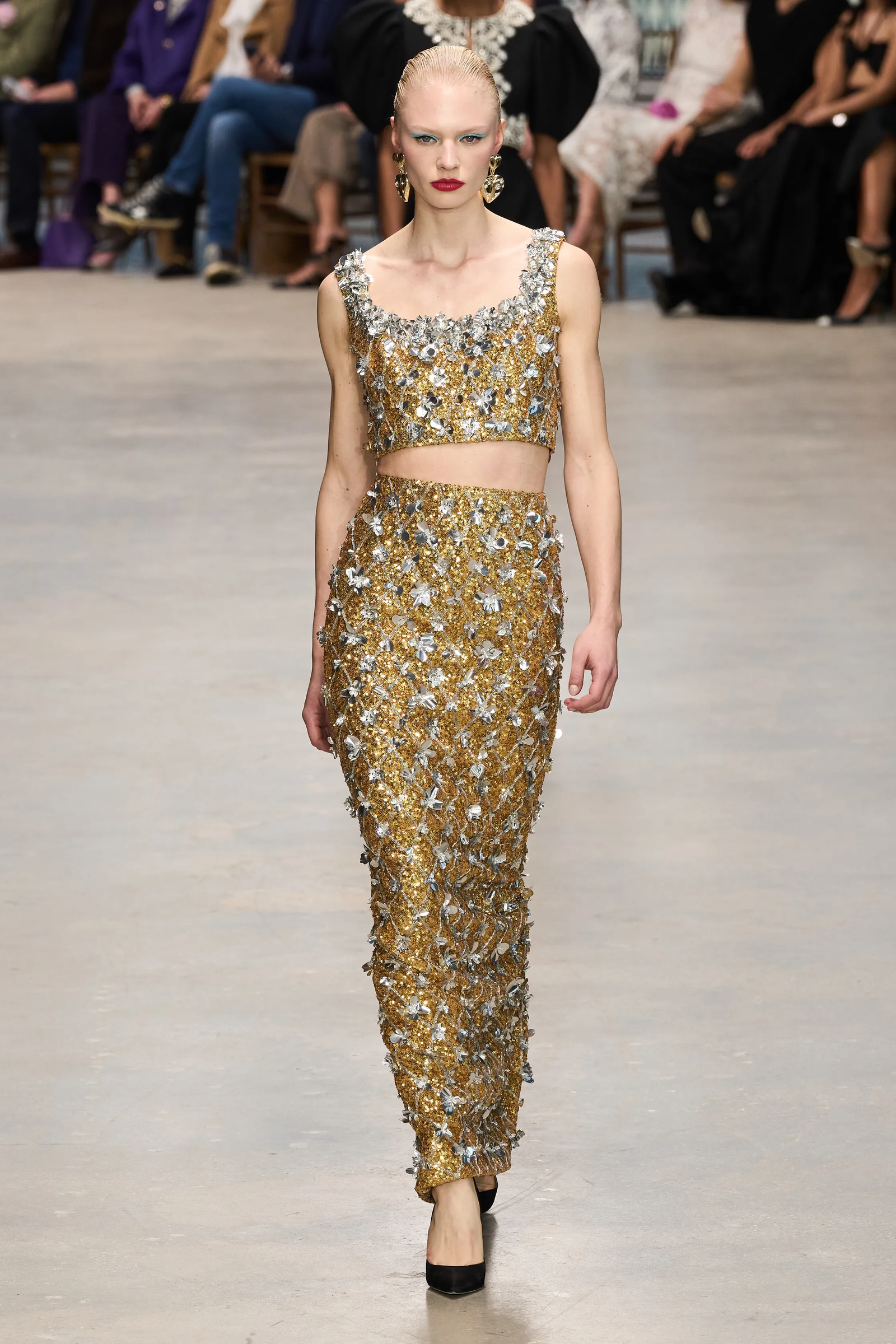 Tendencia de faldas metalizadas otoñoinvierno 2024 por Carolina Herrera