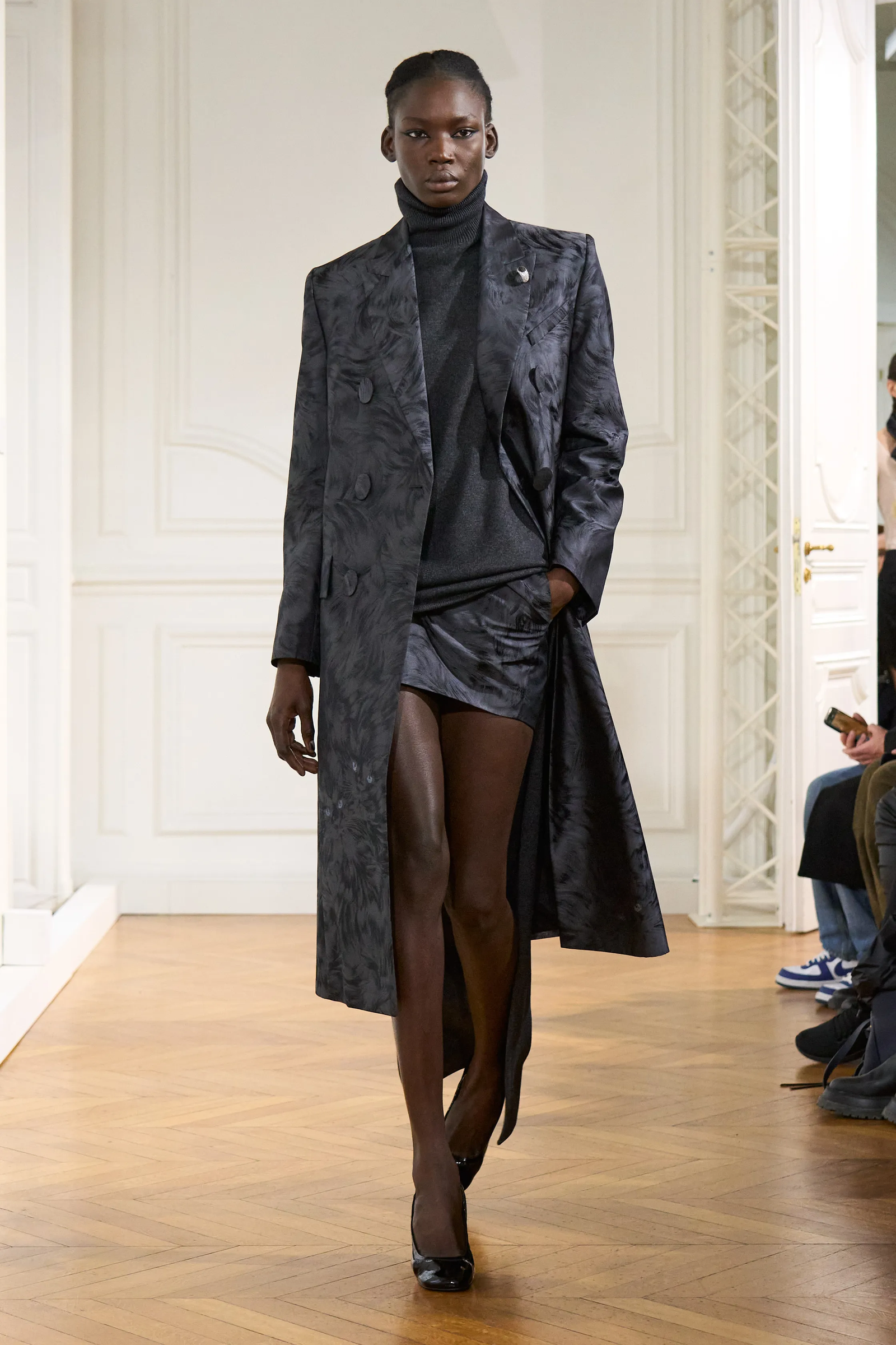 Tendencia minifaldas otoñoinvierno 20242025 por Givenchy