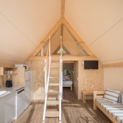 Los poco más de 30 metros cuadrados de la estructura permiten incluir sala de estar con cocina y dos habitaciones, además del baño y la ducha. 
