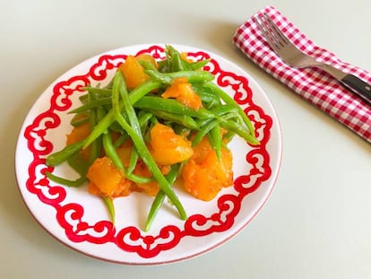 Judías verdes cocidas a la inglesa con patatas revolconas muy españolas.