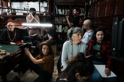 Rodaje de 'Anatema'. Su directora, Jimina Sabadú, aparece en el extremo derecho. En el izquierdo, el actor Manuel de Blas.