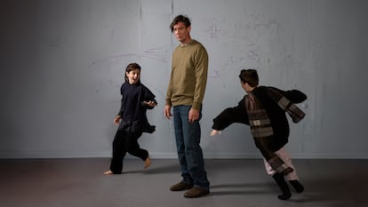 Toby Schmitz (centro), en una imagen promocional de la adaptación teatral de 'El duelo es esa cosa con alas', de Simon Phillips, Nick Schlieper y Schmitz, a partir de la obra de Max Porter.