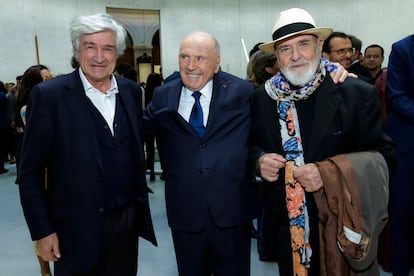 Giuseppe Penone, Francois Pinault y Michelangelo Pistoletto, durante la inauguración de la muestra en la Bolsa de Comercio de París, a mediados de octubre.
