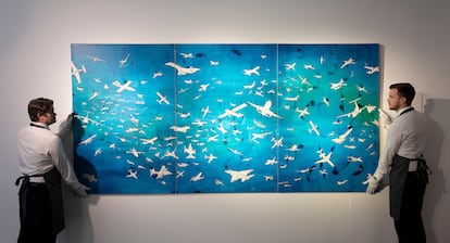 'Aerei'(1989), una obra tardía de Alighiero Boetti, otro de los nombres inscritos en el movimiento, expuesta en la sede de Christie's antes de una subasta en marzo de 2024.