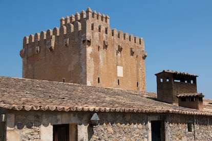 Primer plano de la torre de Canyamel.