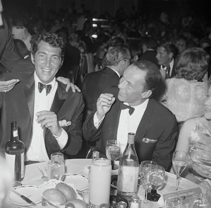 Dean Martin y Frank Sinatra en una cena en 1961.