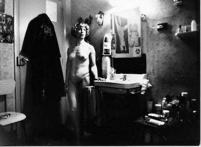 La transexual La Katy, en su habitación de la Cúpula Venus, una pensión en las Ramblas. Barcelona, 1979.