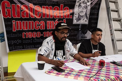 Osmín Tobar e Ignacio Alvarado durante una conferencia de prensa antes de las elecciones nacionales recuerdan la responsabilidad del Estado en las adopciones ilegales de niños entre 1977 y 2007 en la Ciudad de Guatemala el 5 de junio de 2023.