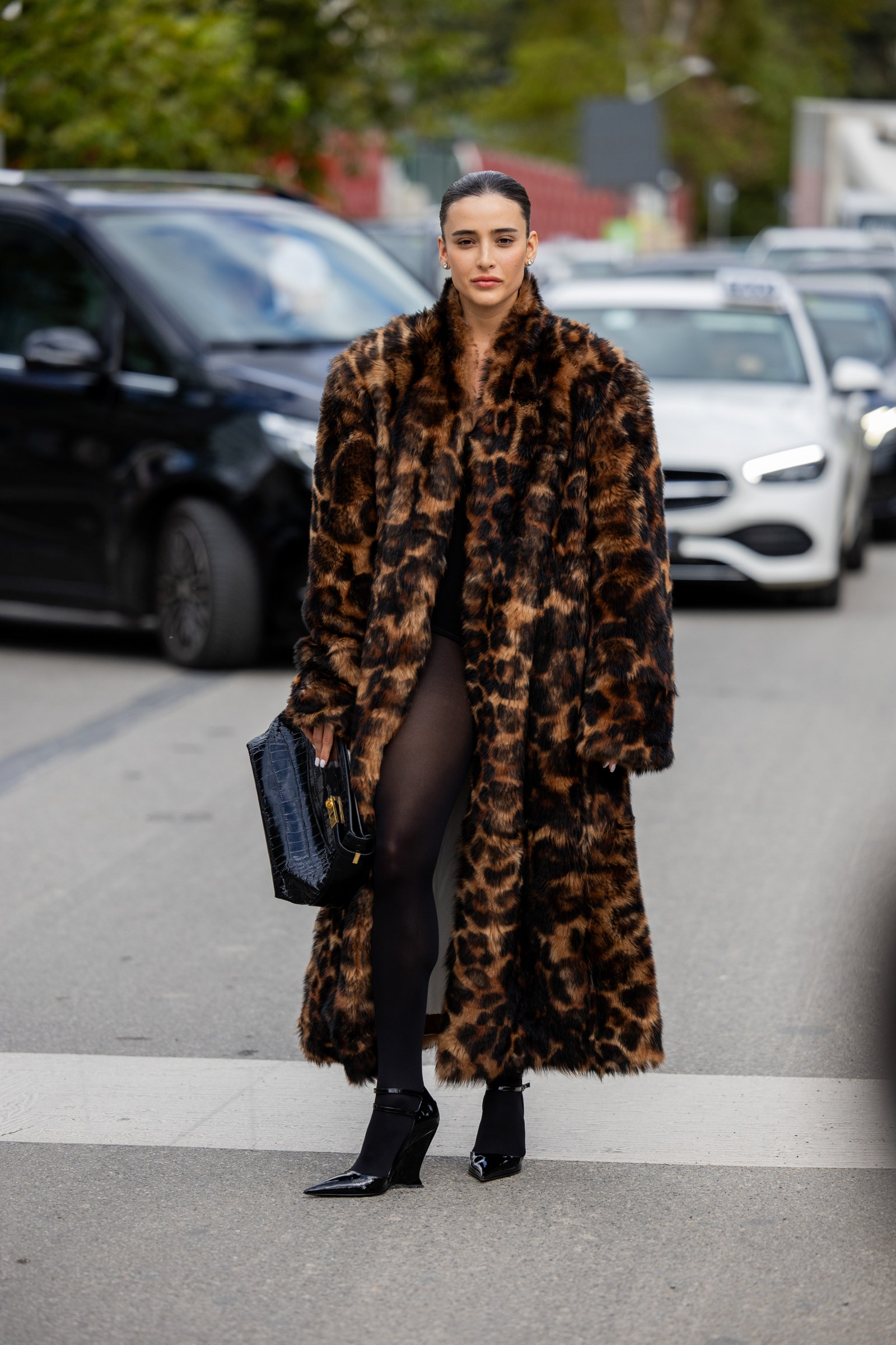 Look para recrear en Navidad con estampado de leopardo