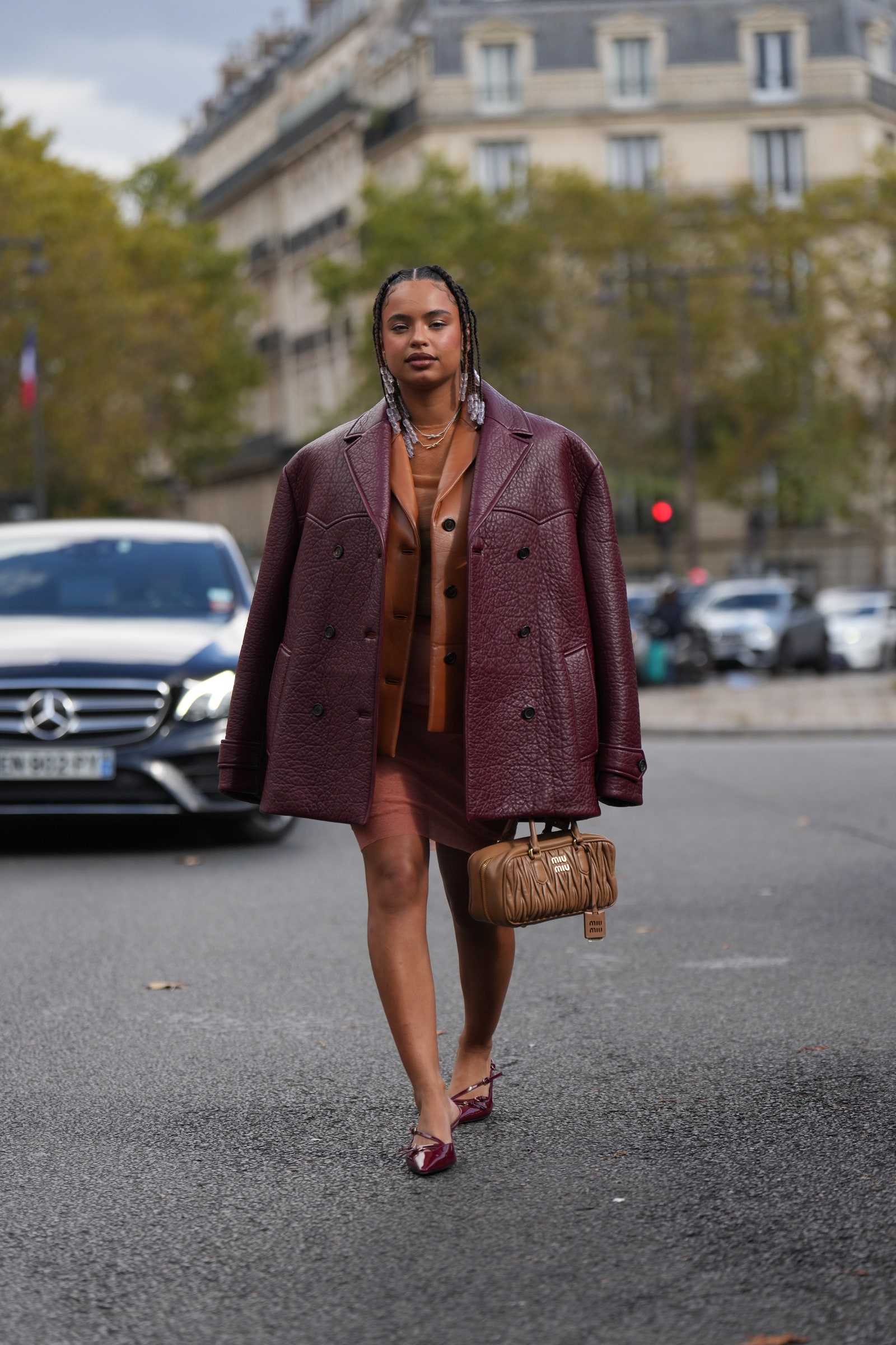 Look para recrear en Navidad con prendas granate