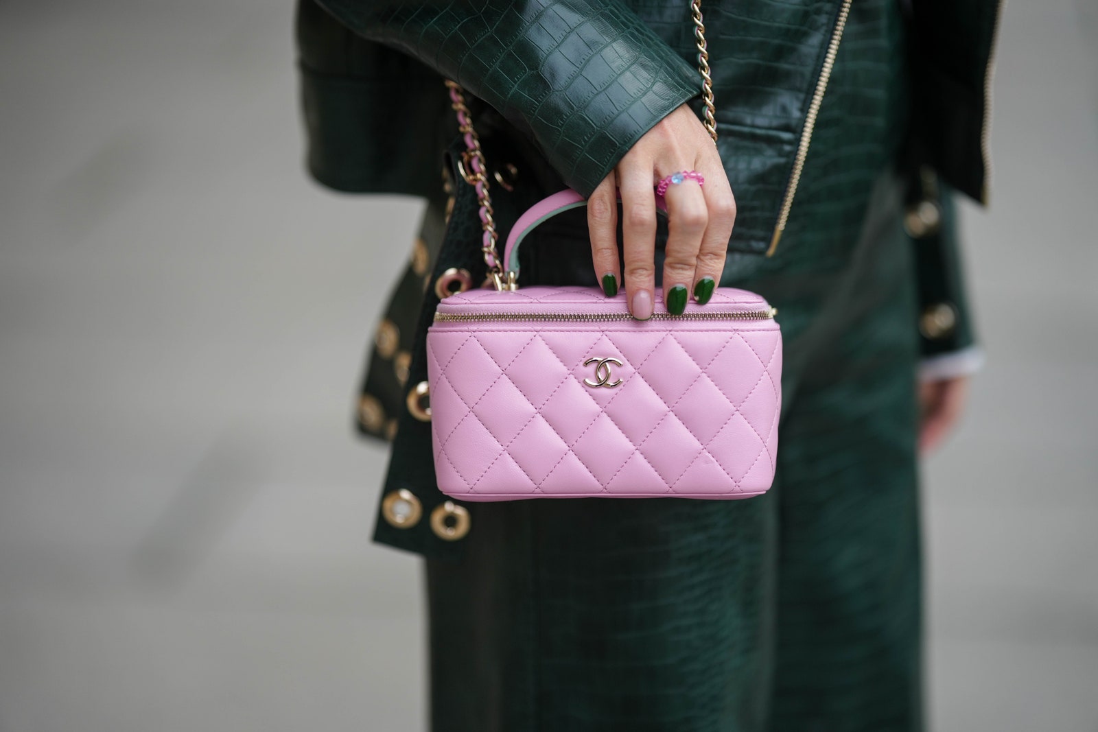 Look para recrear en Navidad con bolso tipo neceser