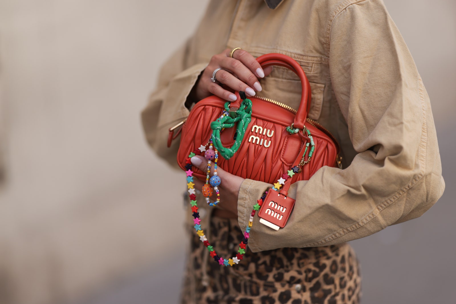 Look para recrear en Navidad con bolso tipo neceser