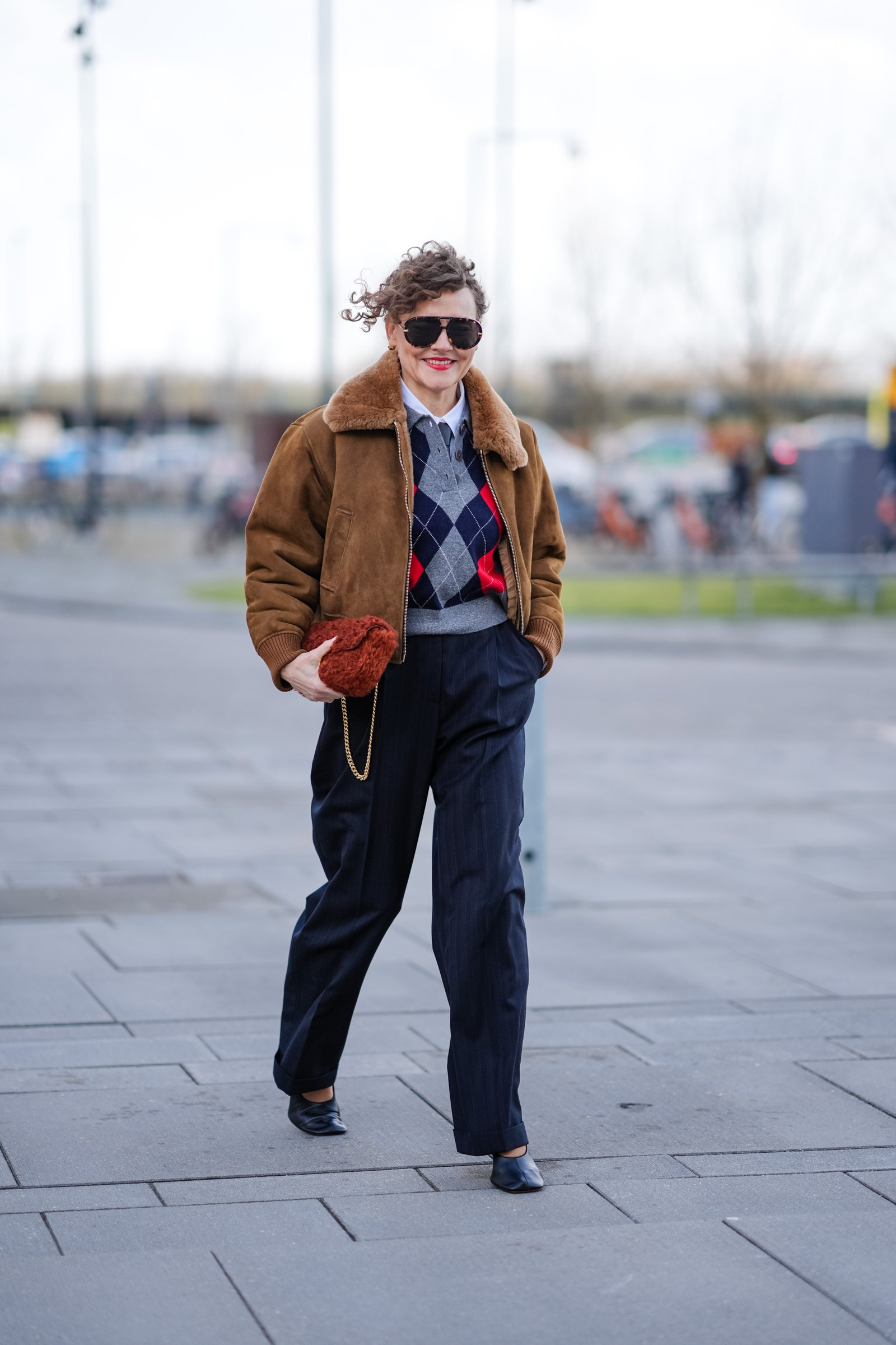 Look para recrear en Navidad con prendas con estampado de rombos