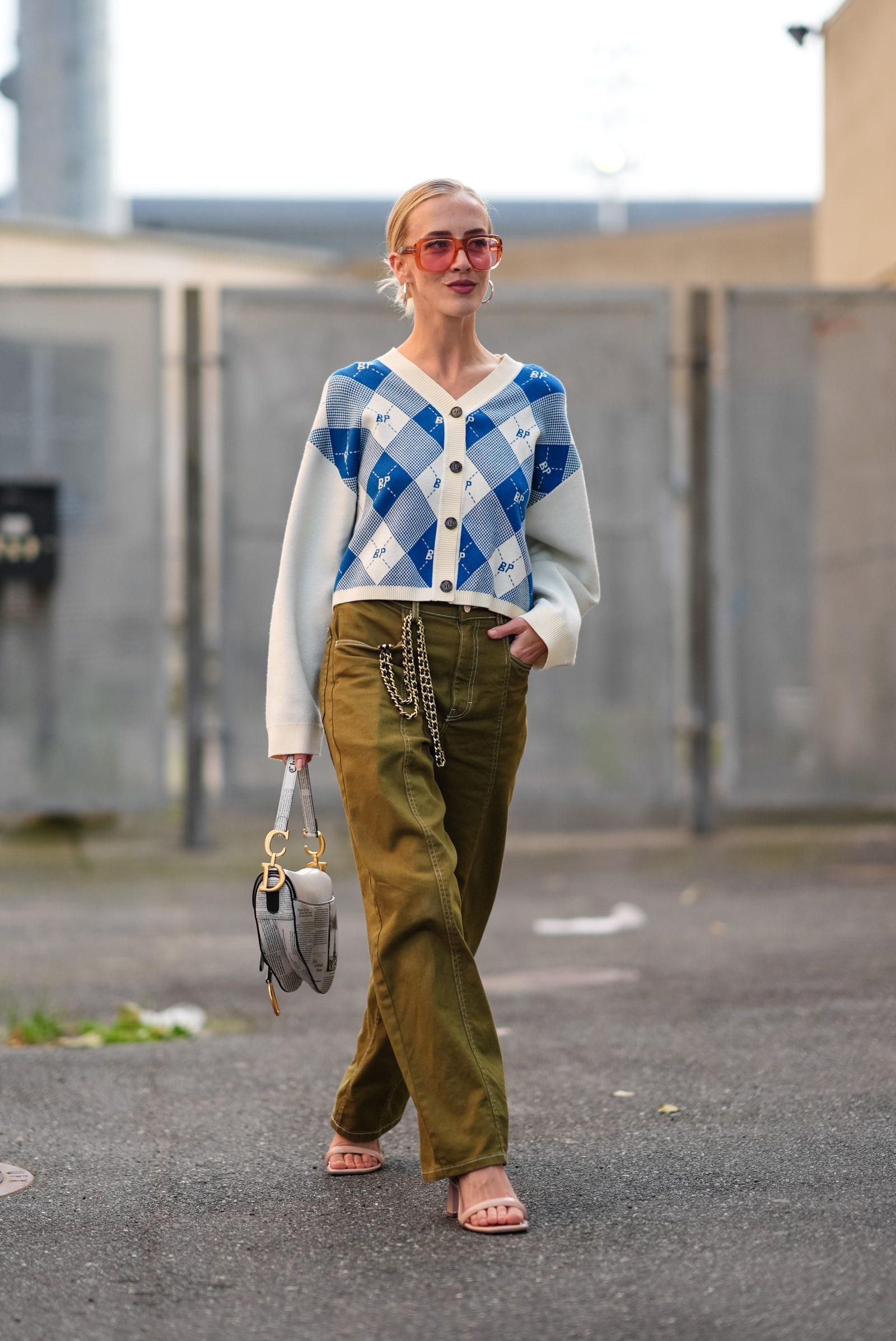 Look para recrear en Navidad con prendas con estampado de rombos