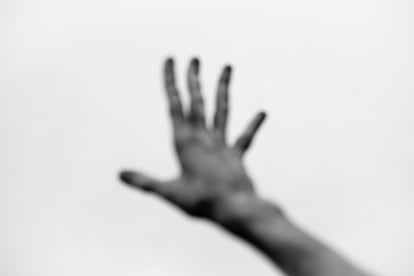 La obra de Jon Gorospe 'Bronze Hand', en la galería Cámara Oscura, Madrid, 2024.