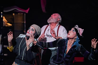 Fotografía de escena de la obra 'Recatadas S.L.', de la Compañía Nacional de Teatro Clásico, 2023.