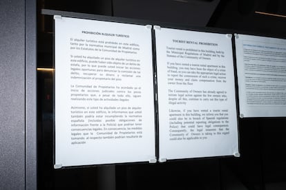 Carteles que avisan de la prohibición de pisos turísticos en el número 68 de Gran Vía.