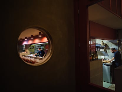 El 'yakitori', la casquería y la selección de vinos son los platos fuertes del Suru Bar, frente al mercado del Ninot de Barcelona.
