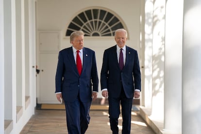 Donald Trump y Joe Biden caminan hacia el Despacho Oval en la Casa Blanca, este miércoles. 