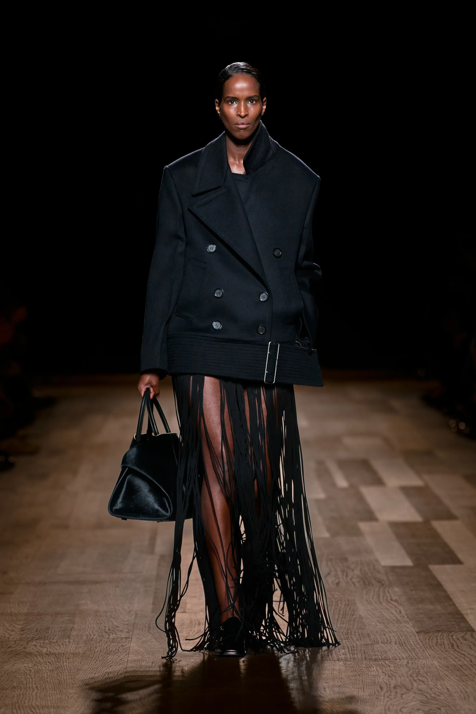 falda de flecos en Ferragamo otoñoinvierno 20242025.