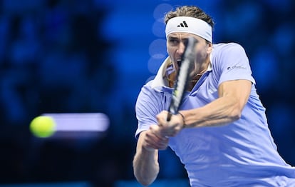 Zverev devuelve de revés.