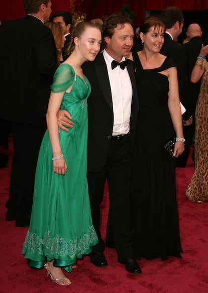 La actriz Saoirse Ronan, acompañada de sus padres, en la alfombra roja de los premios Oscar de 2008.