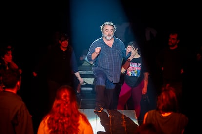 Andrés Lima da indicaciones al coro durante el ensayo.