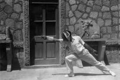 Pendlebury practicando la esgrima en Villa Ariadna en 1931.