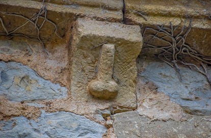 Pene erecto en un canecillo de la ermita de Nuestra Señora del Endrinal, en Labarces (Cantabria), en una imagen cedida por la editorial Crítica.