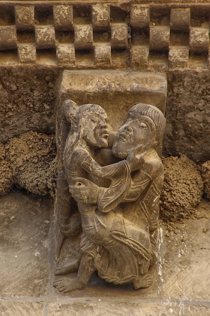 Canecillo de la iglesia de Santa María de Uncastillo (Zaragoza) con un clérigo en actitud de besarse con una mujer sentada a horcajadas en su regazo. 