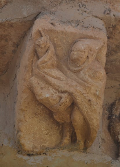 Monje con un pene de gran tamaño en erección en un canecillo de la iglesia de Nuestra señora de la Asunción en Sequera de Fresno (Segovia), en una imagen cedida por la editorial.