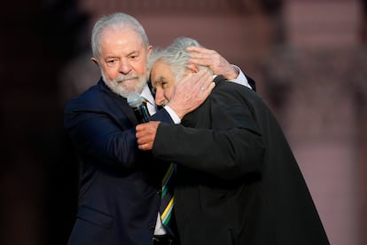 Luiz Inácio Lula da Silva abraza a José Mujica durante el 38º aniversario del regreso de la democracia en Buenos Aires, Argentina, el 10 de diciembre de 2021. 