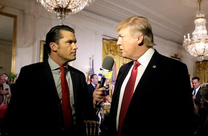 Pete Hegseth entrevista a Trump en la Casa Blanca en 2017. 