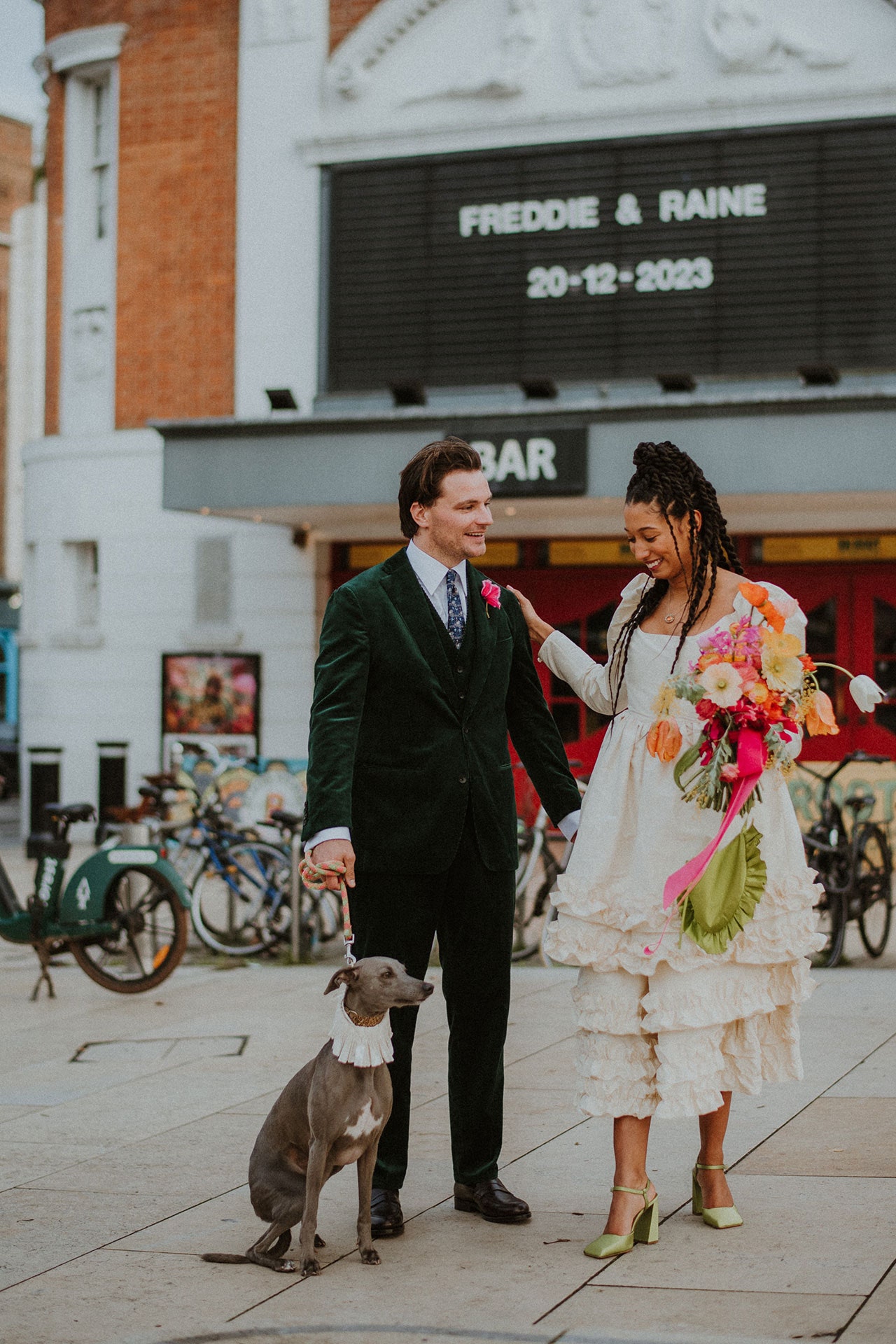 Para su boda en Brixton Raine AllenMiller cambió ms tarde estos tacones verdes de Amina Muaddi por unas zapatillas...