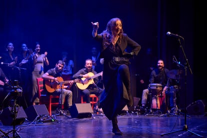 Carmela Muñoz baila, arropada por su familia, anoche en Madrid. 