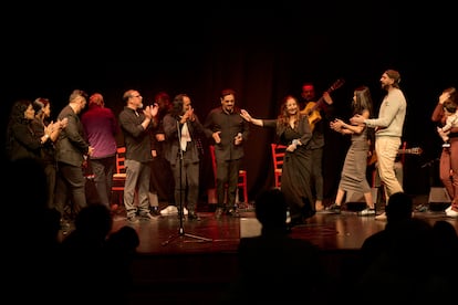 Los músicos y el público despiden a Carmela Muñoz, anoche en Vallecas. 