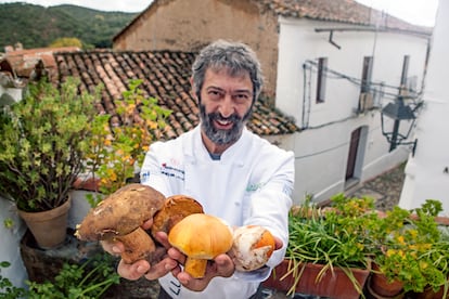 Luismi López, chef del restaurante Arrieros, ubicado en el pueblo de Linares de la Sierra (Huelva).
