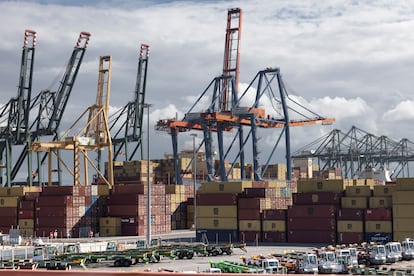 Grúas y contenedores en el Puerto de Valencia durante una visita de EL PAÍS el 22 de octubre. 