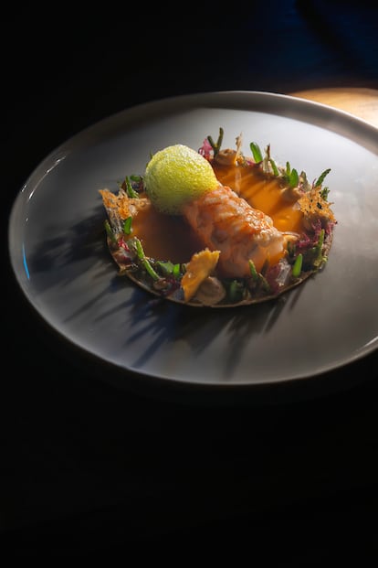 Un plato del menú degustación de El Celler de Can Roca, cigala con pularda.