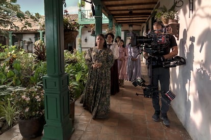 Marlyeda Soto como Úrsula Iguarán, seguida por Jacqueline Arenal y Cristal Aparicio, durante el rodaje de la serie. 
