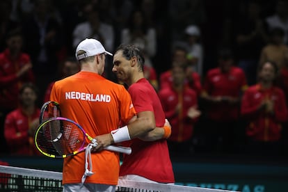 Nadal y Van de Zandschulp se saludan en la red.