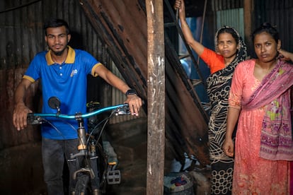 Shopon se casó siendo ambos, él y su mujer, menores de edad. El complejo de viviendas donde residen en el ‘slum’ es agobiante, sin luz natural, mal ventilado y con baños y cocina compartidos con varios vecinos. 