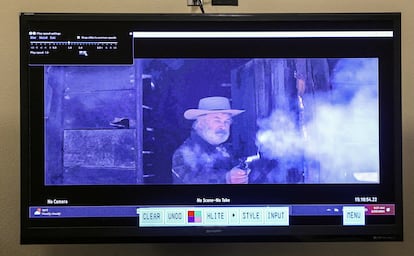 Alec Baldwin, durante el rodaje de 'Rust', en una imagen mostrada en el juicio en su contra.