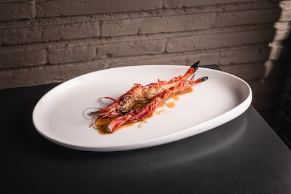 Gamba roja abierta en mariposa con esencia de grasa de cerdo ibérico. Imagen proporcionada por Nou Manolín.